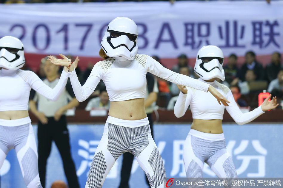 表演结束后，所有篮球宝贝集体向观众致意，背后的江苏肯帝亚队徽与星际战士的装扮相映成趣，定格了这一充满创意的夜晚。