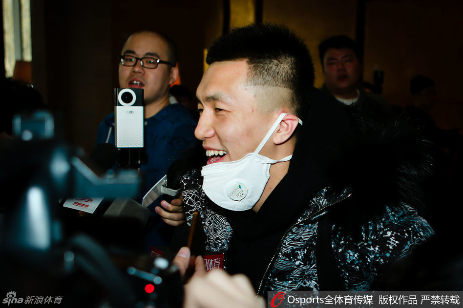 戴着口罩的郭艾伦刚踏进酒店大堂，那双标志性的笑眼立刻被记者们捕捉，仿佛在说：这波人气，藏都藏不住。