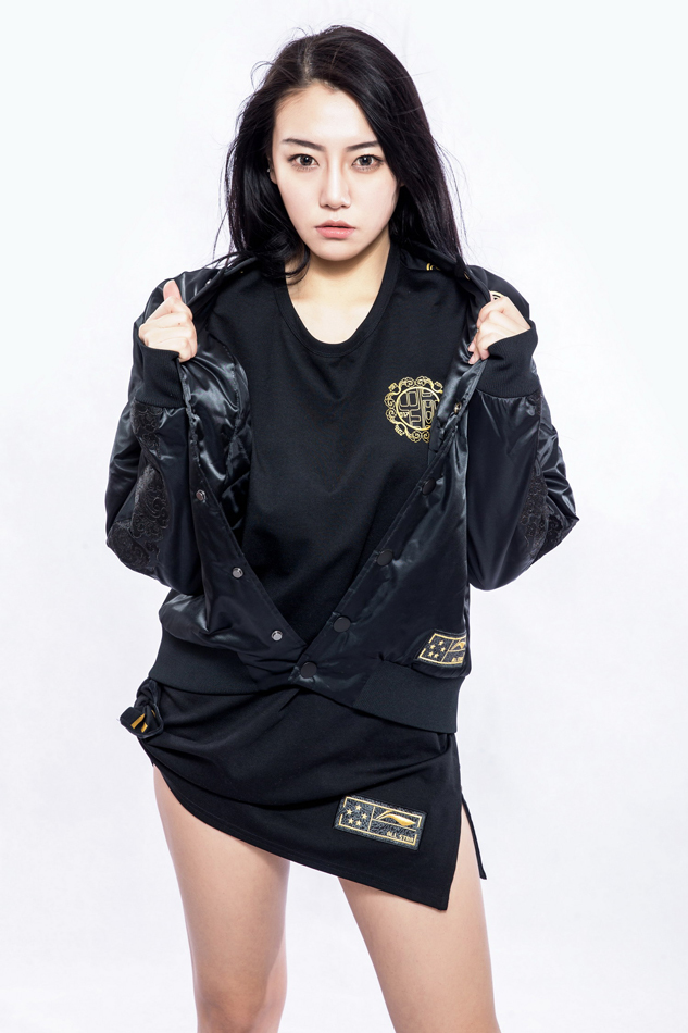 女神手持应援物，全情投入地为场上球员加油，脸上洋溢的喜悦与激情正是全明星周末氛围的最佳写照。