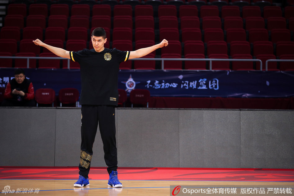 新疆队的希望之星阿不都沙拉木正凝神静气进行拉伸，认真的表情透露出他对比赛的渴望，每一个热身动作都做得一丝不苟。