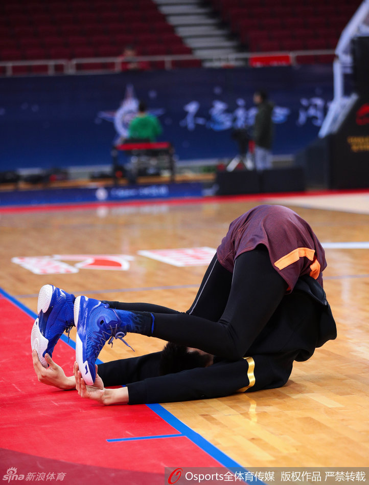 镜头聚焦在阿不都沙拉木身上，他与队友进行激烈的斗牛对抗，汗水飞溅，眼神坚毅，展现出了新疆硬汉的潜质。