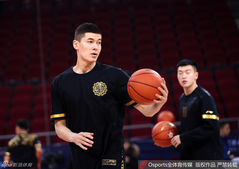 北区主帅胡雪峰与南区主帅王治郅在场边相遇，两人神态各异，胡雪峰神情严肃，王治郅则面带微笑回头探月般看向球场，两代传奇的交汇令人感慨。