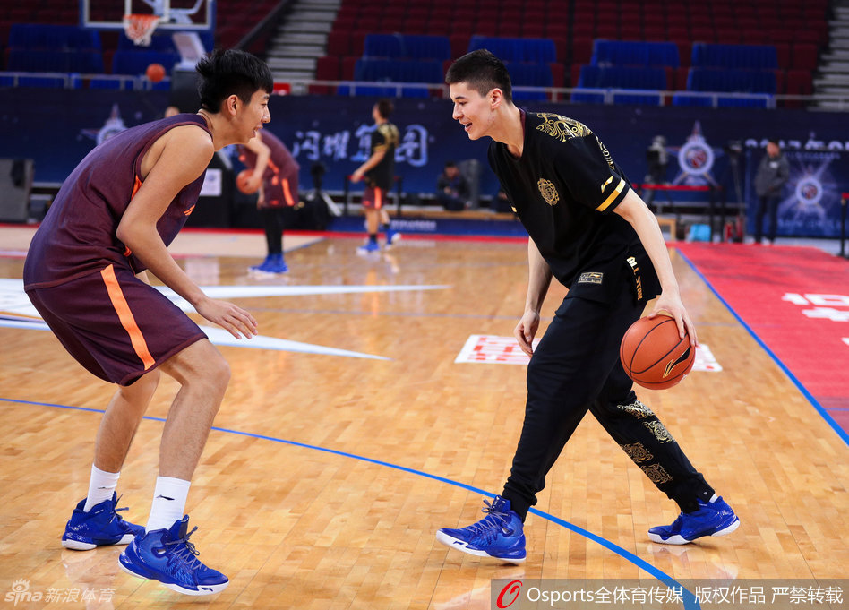 广州队的状元秀郭凯展示了一把势大力沉的双手扣篮，他用实际行动证明了自己不仅技术扎实，爆发力同样不容小觑。