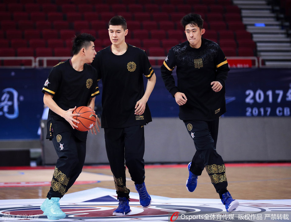 沈梓捷在快攻中飞身而起，完成一记技惊四座的单手劈扣，修长的臂展和惊人的弹跳让他仿佛脱离了地心引力。