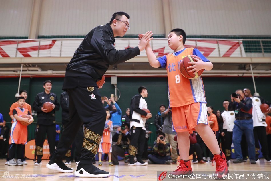 体型庞大的韩德君弯下腰，眼神温柔地与面前矮小的篮球少年击掌，巨大的体型差透着满满的反差萌