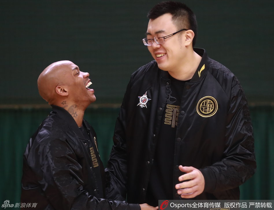 马布里搂着韩德君的肩膀说着悄悄话，两人默契地相视大笑，展现出超越对手的兄弟情谊