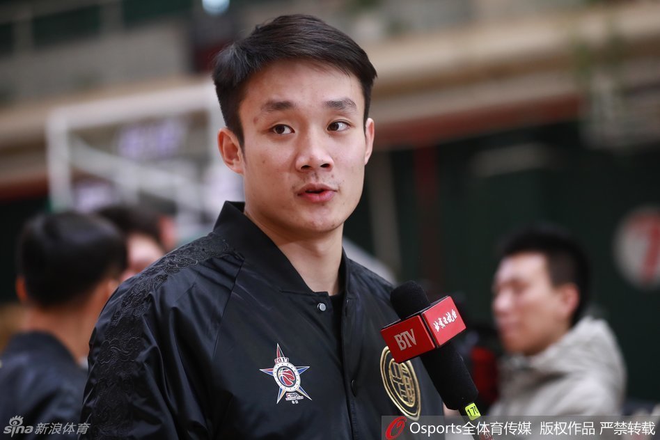 刚刚加冕MVP的丁彦雨航在采访区认真回答记者提问，脸上洋溢着自信与谦逊的笑容