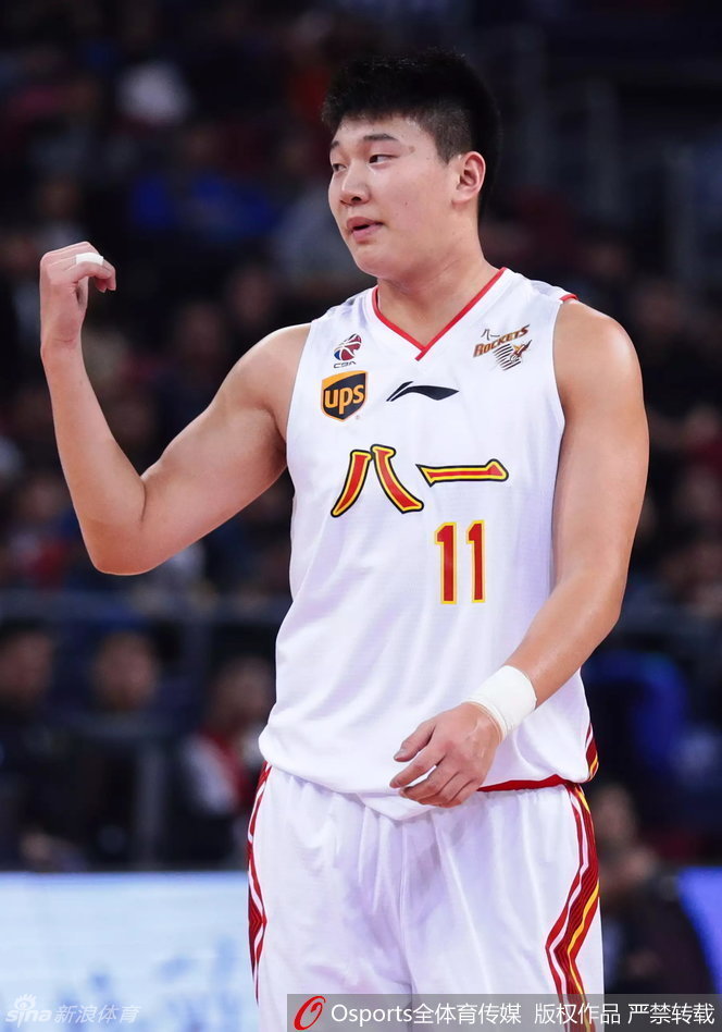 广厦队孙铭徽在万军丛中高高跃起，他以惊人的滞空能力折叠上篮，在对方内线长人的头顶完成取分，尽显英雄本色。