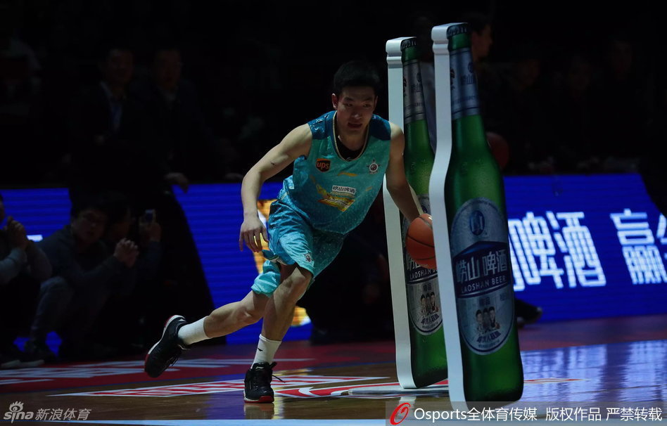 新疆队后卫王子瑞在全明星技巧赛中娴熟运球，眼神坚定地穿越障碍物，身形矫健如猎豹