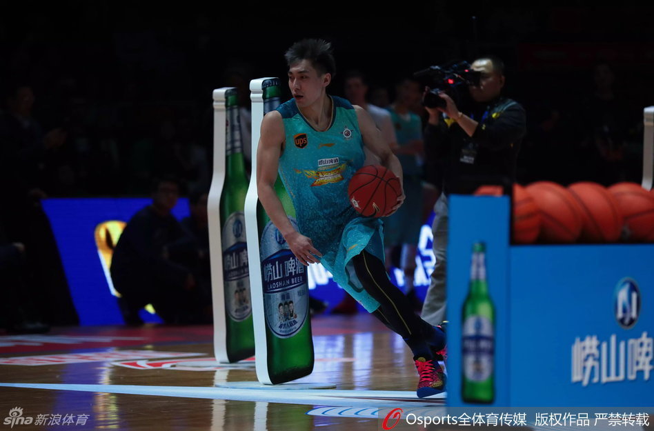 上海队外援弗雷戴特在全明星三分大赛中出手，皮球划过指尖，带着高速旋转飞向篮筐