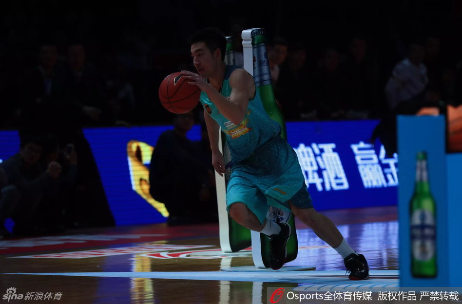 扣篮大赛评委席上，王治郅等篮坛名宿神情专注地为球员打分，眼神中透露出对后辈的期许