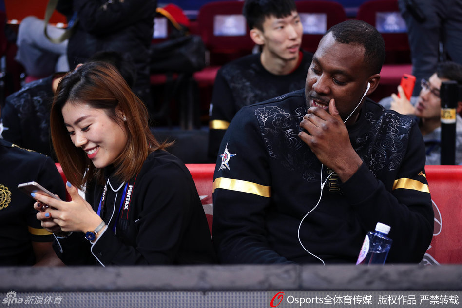 布莱切终于等来了合影邀请，他兴奋地凑到镜头前，脸上的肥肉都因为笑容挤成了一团，双手还不忘比出胜利的手势，活脱脱一个得到糖果的大孩子。