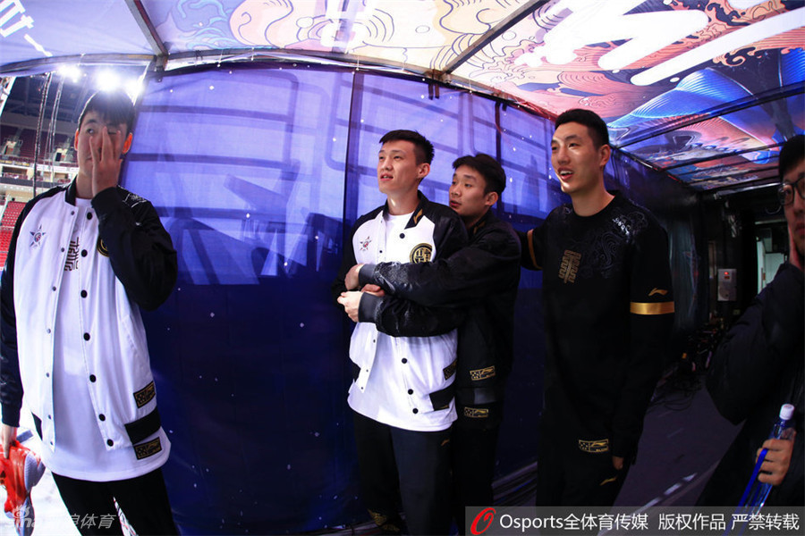 南区明星队球员在舞台灯光下认真排练出场队形，顾全做出标志性的“机关枪扫射”动作，为晚上的正式演出做最后准备。