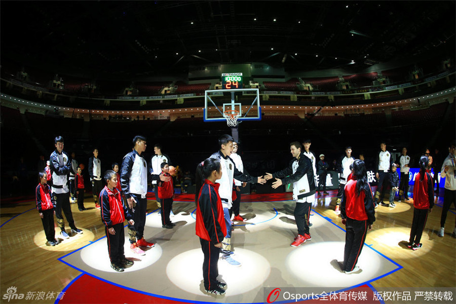 身着时尚便装的南区全明星球员们，在彩排间隙神情轻松，一边慢跑入场一边相互打趣，完全没有大赛前的紧张感。