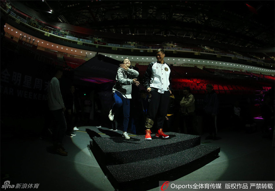 完成彩排任务后，球员们神情轻松地走下舞台，一边交谈一边走向休息区，为即将开始的场内正赛积蓄能量。