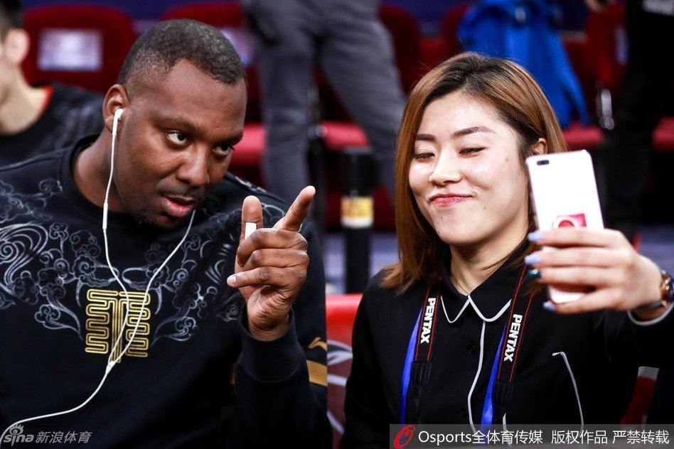 经过调整后的马布里在训练场上重展笑颜，他一边运球一边与年轻队员交流，眼神中重新燃起了对胜利的渴望和对篮球纯粹的热爱。