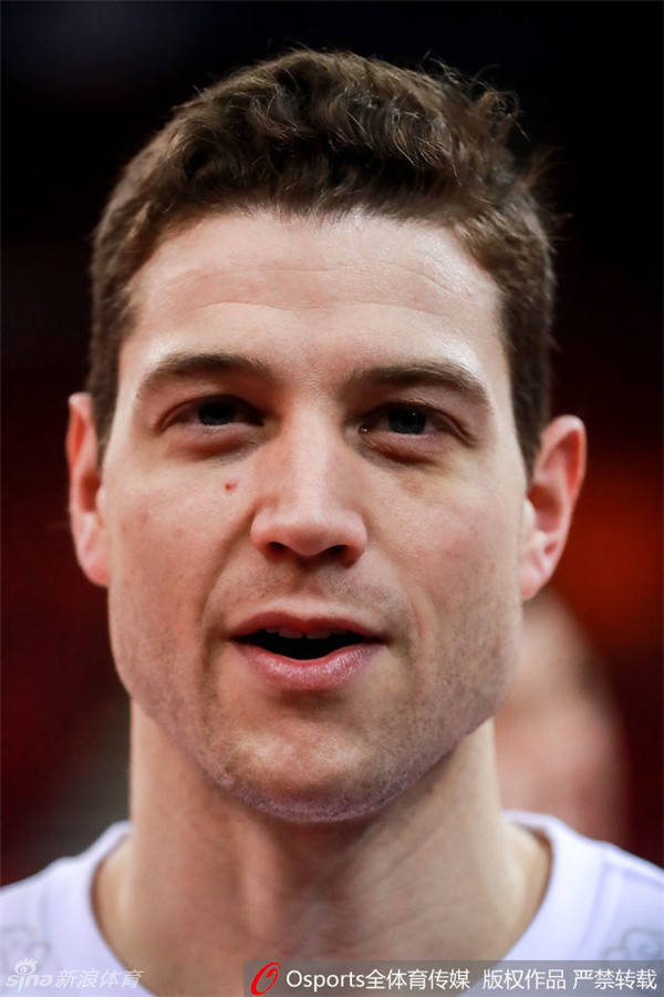 杜锋坐在场边怀抱爱子，他的目光全部集中在孩子身上，眼神中充满了无限的温柔与宠溺，与赛场上的严厉形象判若两人。