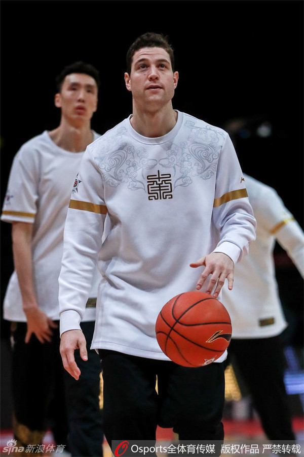 丁彦雨航抱着广东宏远队主教练杜锋的爱子合影留念，小丁脸上带着大男孩般的羞涩笑容，孩子则乖巧地待在怀里，画面十分有爱。