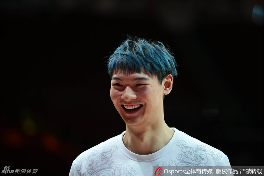 杜锋手牵着年幼的爱子走进全明星赛场，孩子身穿运动装好奇张望，父子俩的背影在球馆灯光下显得格外温情。