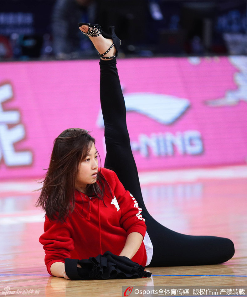 彩排现场,姑娘们穿着便服跟随节奏起舞,动作整齐划一,身形优美如画。