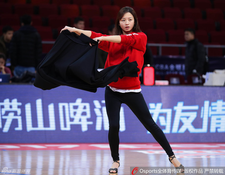 换上轻便运动装的女孩们在场边休息,对着镜头露出灿烂笑容,青春气息扑面而来。