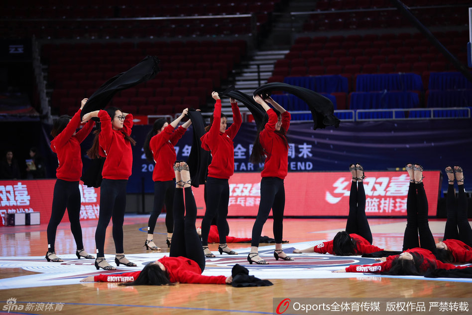 排练间隙,几名队员正在讨论动作细节,即使休息也在琢磨如何让舞姿更富感染力。