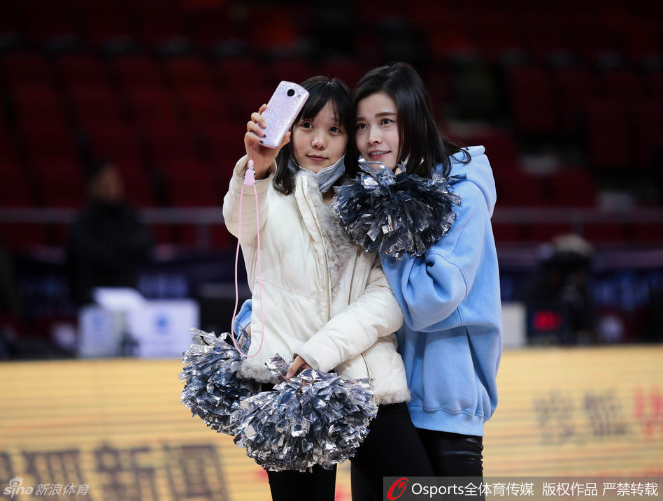 为了保持队形精准,姑娘们反复练习同一个跳跃动作,空中姿态依然保持优美。