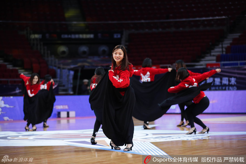 夜幕降临,排练仍未停歇,女孩们全情投入每一个节拍,汗水打湿了衣衫也毫不在意。
