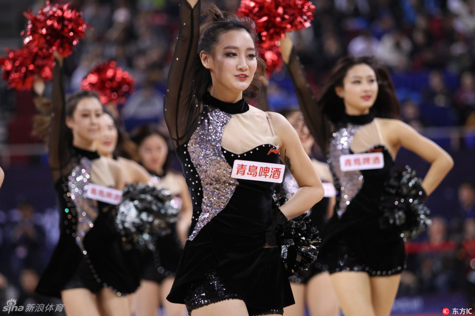 两位牛仔打扮的啦啦宝贝相视而笑,高马尾显得活力十足,修长笔直的双腿在舞台灯光下格外耀眼,笑容里满是青春自信。