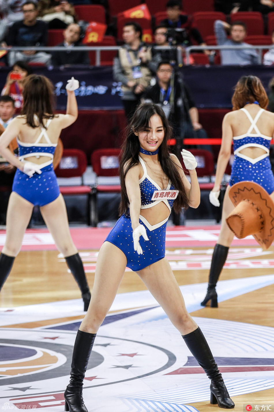 手持花球的啦啦宝贝绽放出比阳光还灿烂的笑容,舞动的身姿轻盈灵动,飞扬的发丝与甜美的酒窝成为全场焦点。