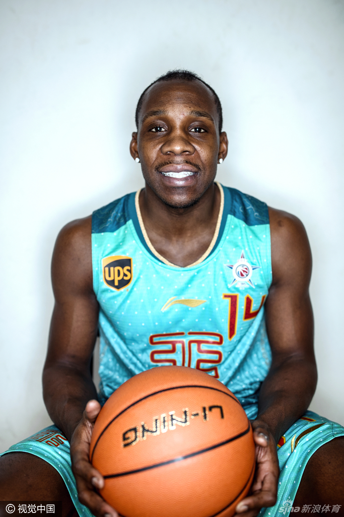 哈德森运球推进，眼神专注，正在寻找最佳的传球或投篮时机。