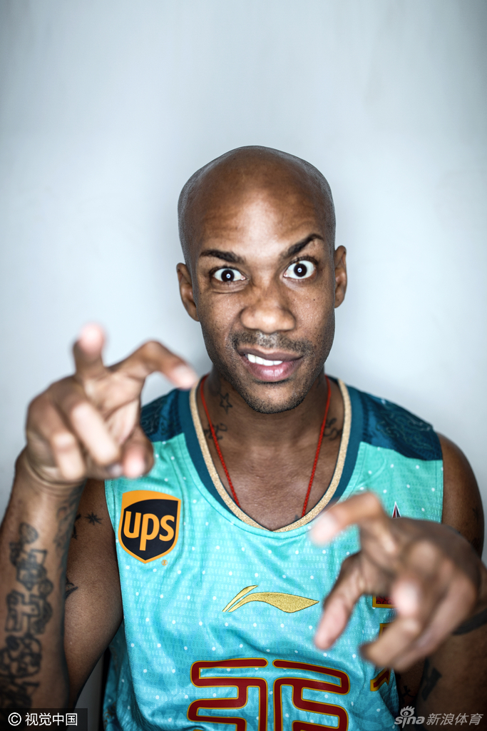 孙悦眼神温柔地注视着前方，尽显奶爸本色，被球迷亲切地称为暖男。