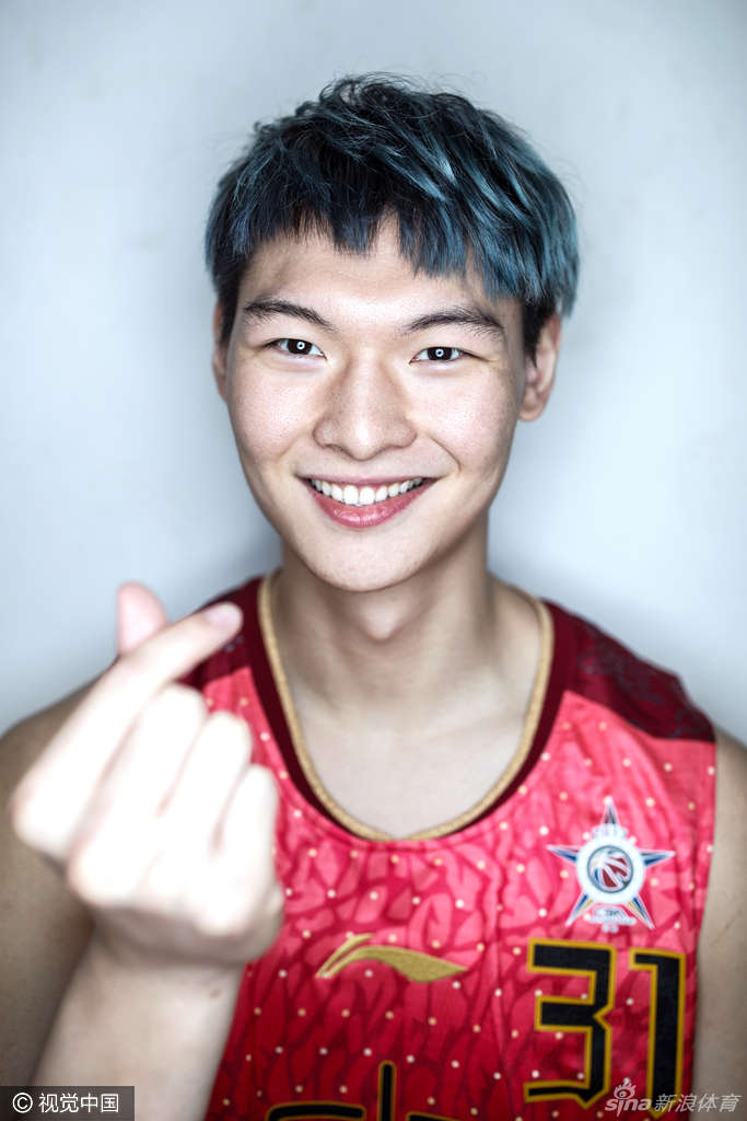 刘晓宇在训练中帅气出镜，俊朗的外表下是对篮球的专注与热爱。