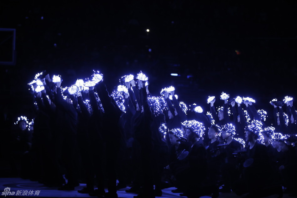 作为当晚人气最旺的球星，马布里在场上也不忘展现领袖风范。在完成一次标志性的突破后，他并未贪功，而是在行进中巧妙地将球分给位置更好的队友，这一次不看人传球彰显了老马高超的球商和团队精神。