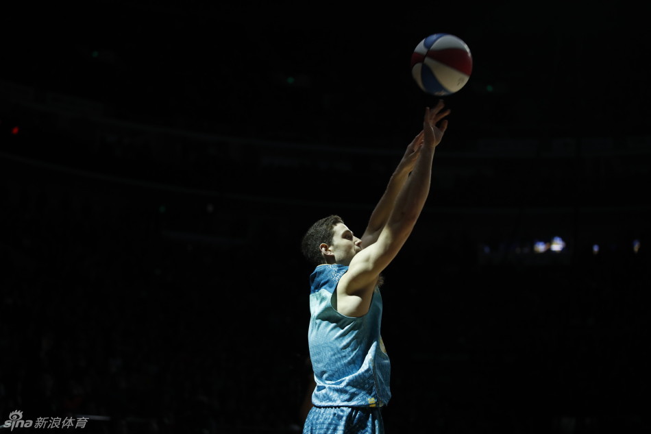 三分远投大赛中，弗雷戴特手起刀落，皮球在空中划过一道美丽的弧线。他出手的一瞬间，指尖的触感柔和至极，整个人的神情专注得仿佛与世隔绝，篮网随即泛起清脆的水花声。