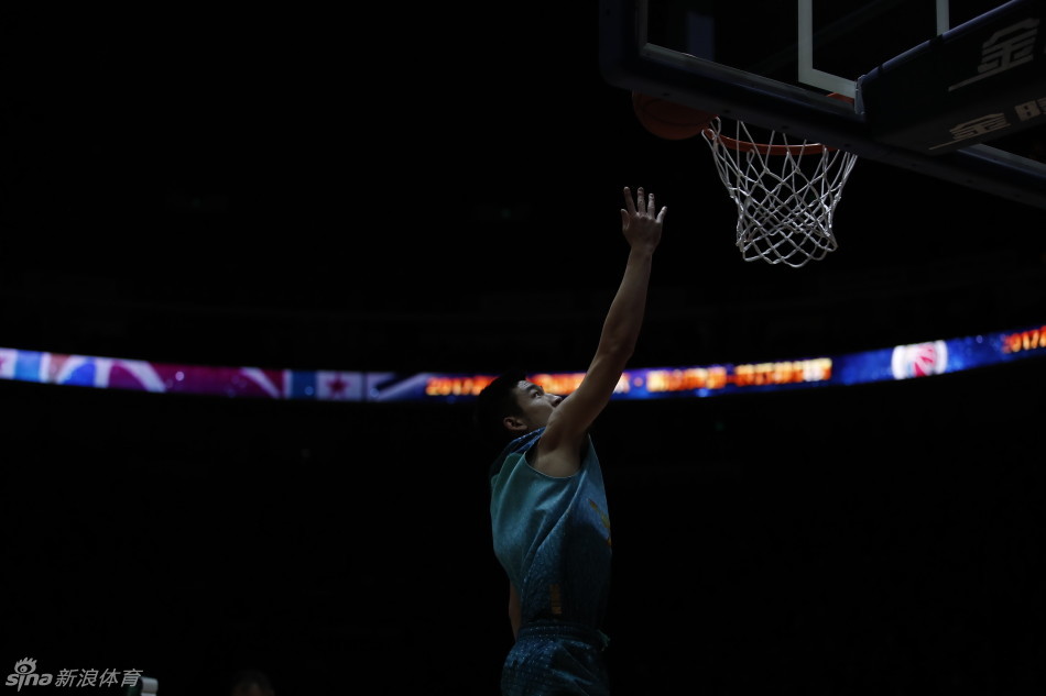 在全明星正赛中，南区明星队的弗雷戴特寻觅到快攻机会，持球直杀篮下。他高高跃起，以一记势大力沉的单手劈扣完成终结，这记暴扣瞬间点燃了全场观众的激情，证明了‘寂寞大神’绝非只会投篮。