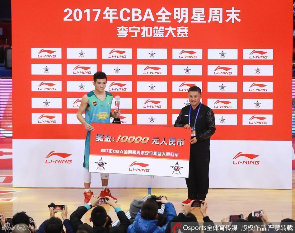 广厦新星孙铭徽在扣篮大赛决赛中飞跃队友，上演一记惊为天人的隔人暴扣，瞬间点燃全场激情，评委们毫不犹豫地亮出了满分的牌子。