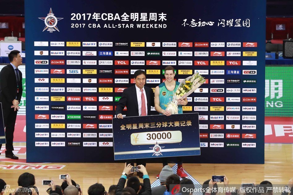 上海哔哩哔哩队外援弗雷戴特在全明星三分球大赛中神情专注，手起刀落，篮球划过完美弧线空心入网，最终他以二十二分的成绩平纪录加冕三分王。