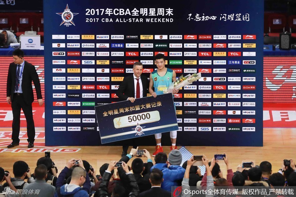 丁彦雨航在全明星正赛结束后荣获MVP，颁奖台上他高高举起奖杯，面带谦逊而自信的微笑，四周的彩带如同为他加冕的皇冠上的金缕。