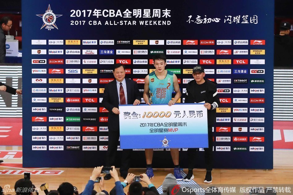 获奖后的丁彦雨航、弗雷戴特与孙铭徽在聚光灯下合影留念，三人手捧各自赢得的奖杯，笑容灿烂，定格了二零一七年CBA全明星赛最辉煌的瞬间。