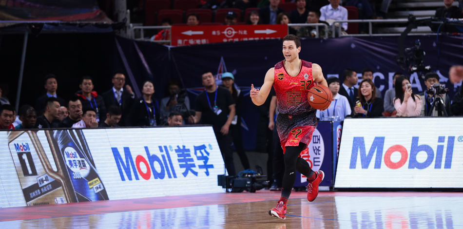 李宁将篮球高高抛起，郭艾伦与刘晓宇瞬间跃起，开启全明星欢乐序幕