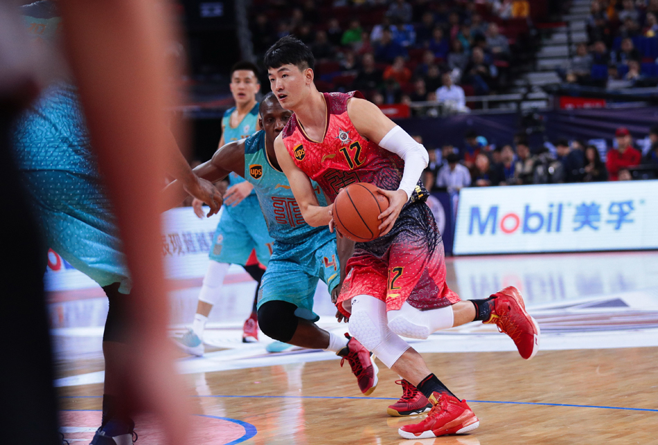 顾全侧翼跑出空位，扬手就是一记三分，篮球划破北京夜空