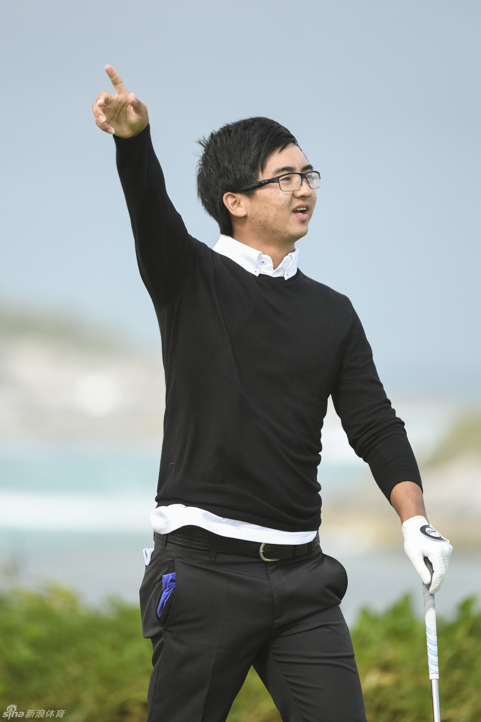 窦泽成在大风环境中开球,身体重心保持稳定,目光坚定地望向球道远方。