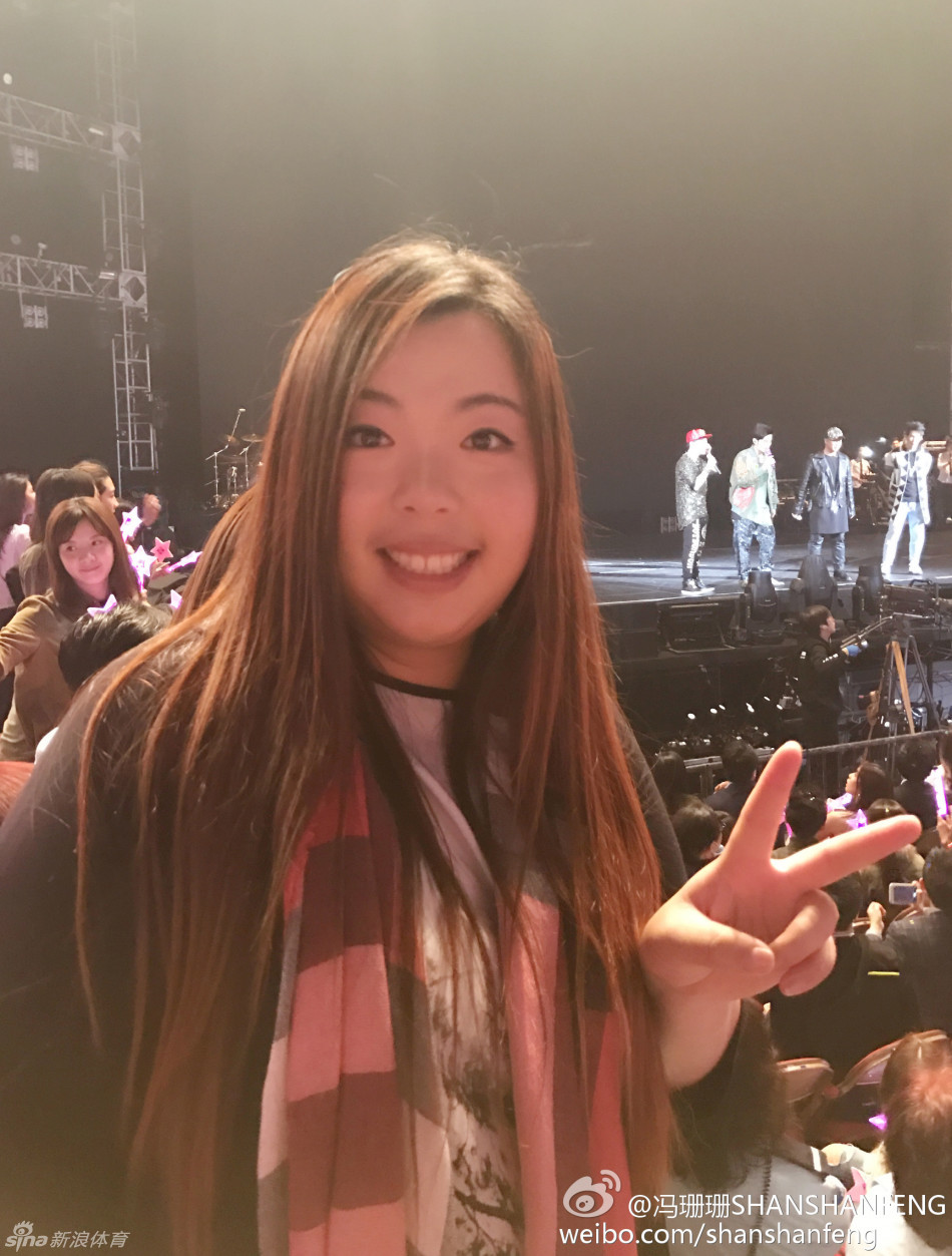 化身热情歌迷的冯珊珊，手持荧光棒在演唱会观众席中沉浸在周杰伦的音乐世界里