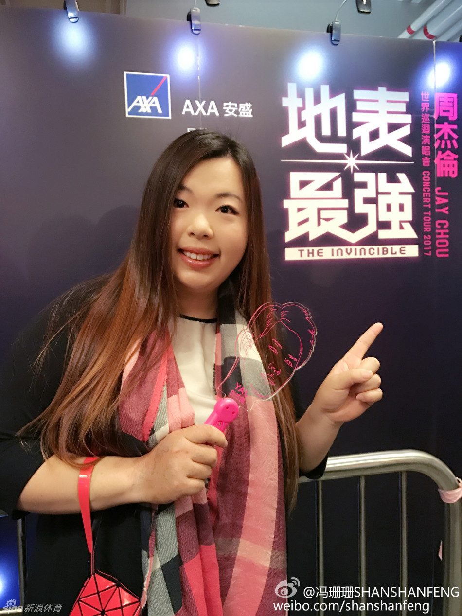 周杰伦在演唱会舞台上倾情开唱，光芒四射，引爆全场观众的热情