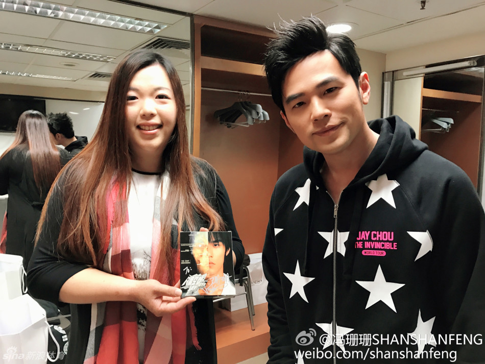 冯珊珊如获至宝般手持周杰伦亲笔签名的《八度空间》专辑，脸上洋溢着幸福的笑容