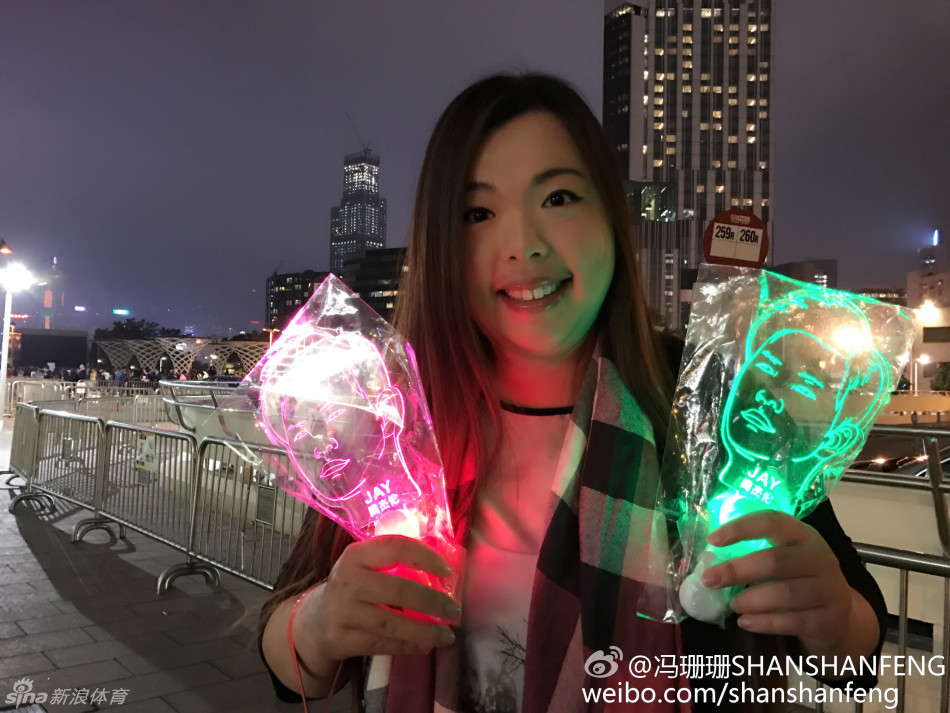 冯珊珊与母亲一同出席演唱会，在温馨的陪伴下共享美妙的音乐之夜