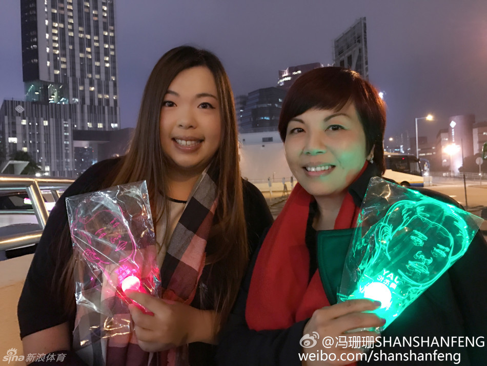 冯珊珊在后台将亲笔签名的奥运纪念旗帜作为礼物赠送给周杰伦