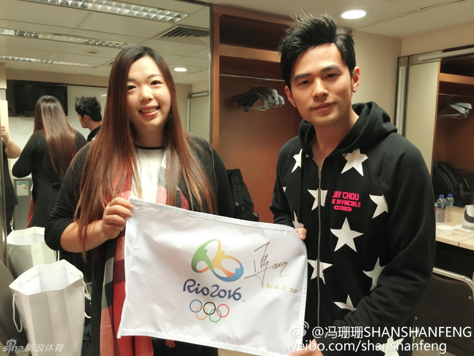 冯珊珊与周杰伦在后台开心合影，两人手持象征荣耀的里约奥运会旗帜