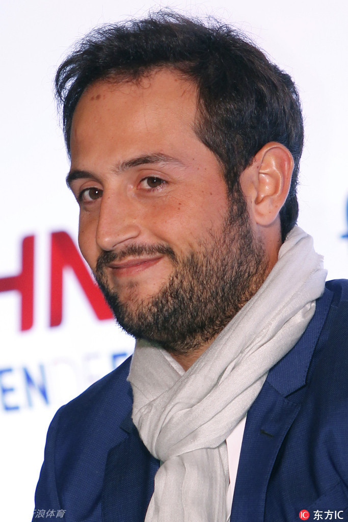 海航集团高层管理团队与欧巡赛官员并肩而立，展示双方稳固的合作伙伴关系